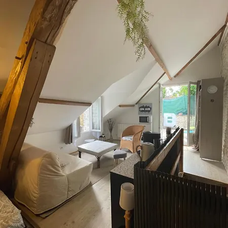 Maison Bleue Bed & Breakfast 3*