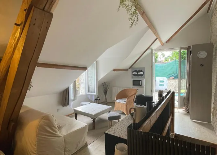 Maison Bleue Bed & Breakfast 3*
